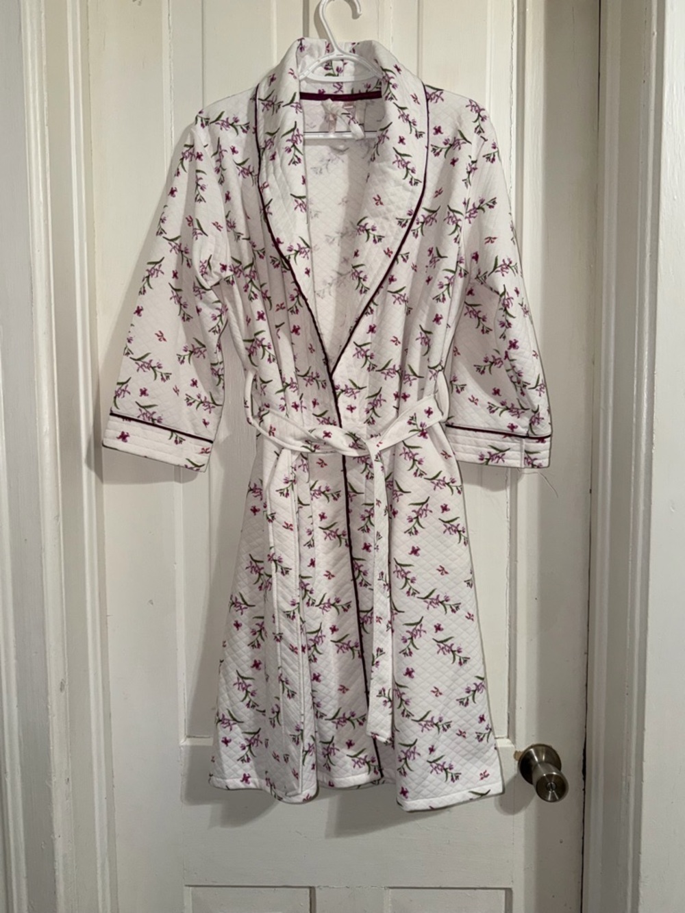 Women’s size large L/XL White Robe quilted body touch cottagecore floral